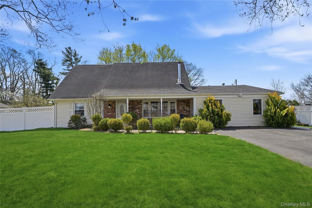 Photo of 18 Marwood Place, Stony Brook, NY 11790 (MLS # 987812)