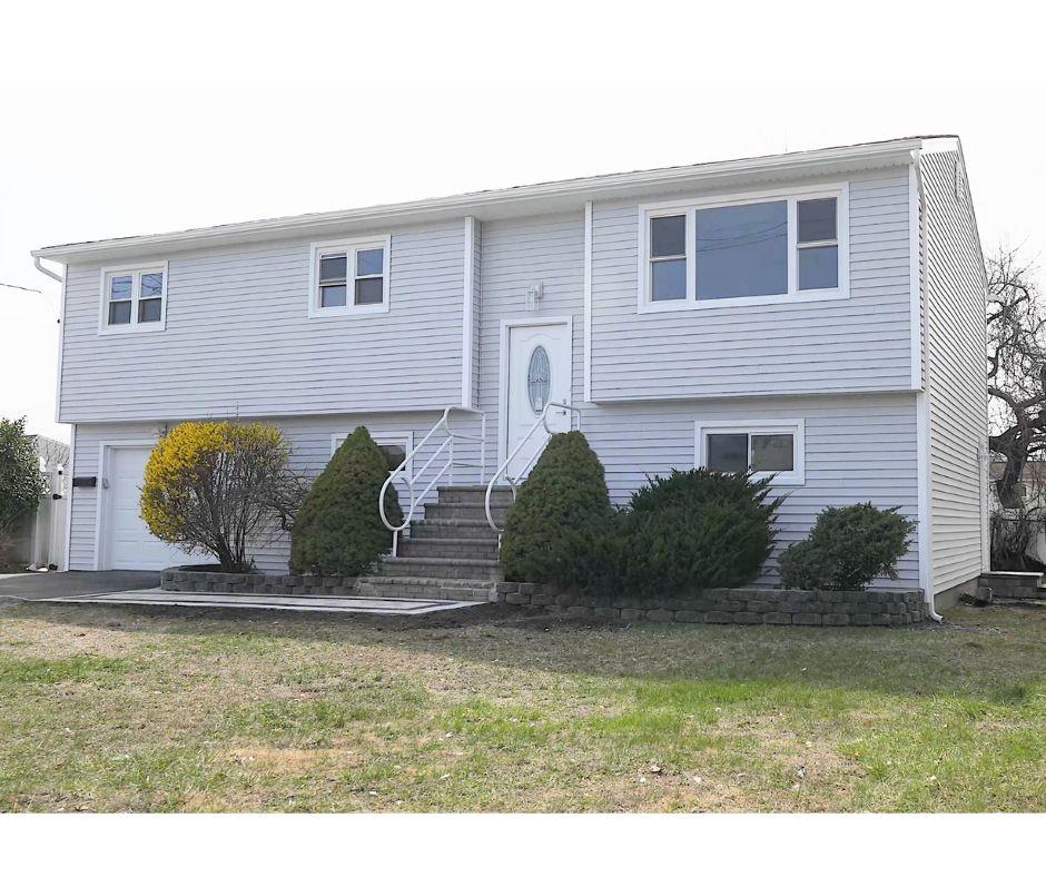 830 N Clinton Avenue, Lindenhurst, New York image 1