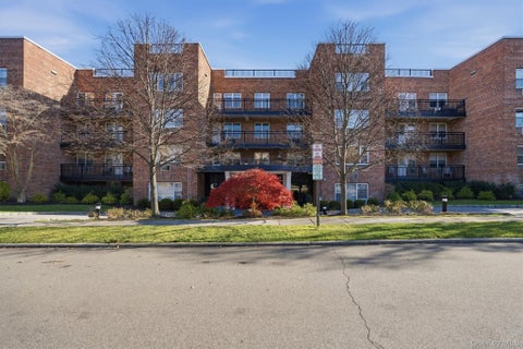 Homes For Sale - 25 Chapel Pl. Pl #1B<br/> Great Neck, NY 11021