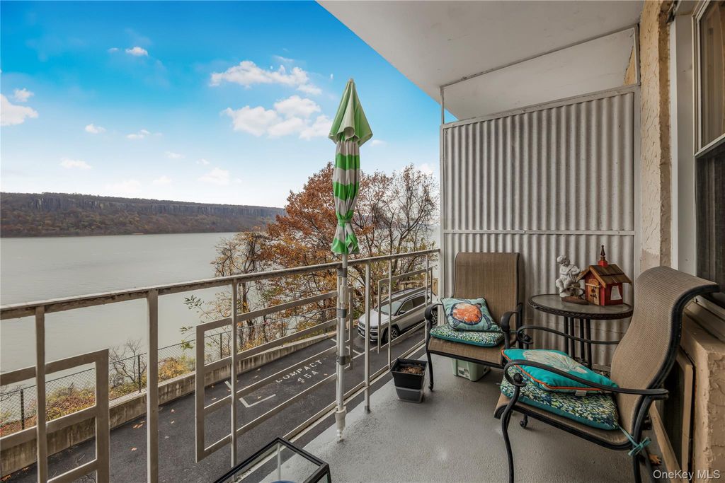 Photo of 679 Warburton Avenue #1M, Yonkers, NY 10701 (MLS # 935240)