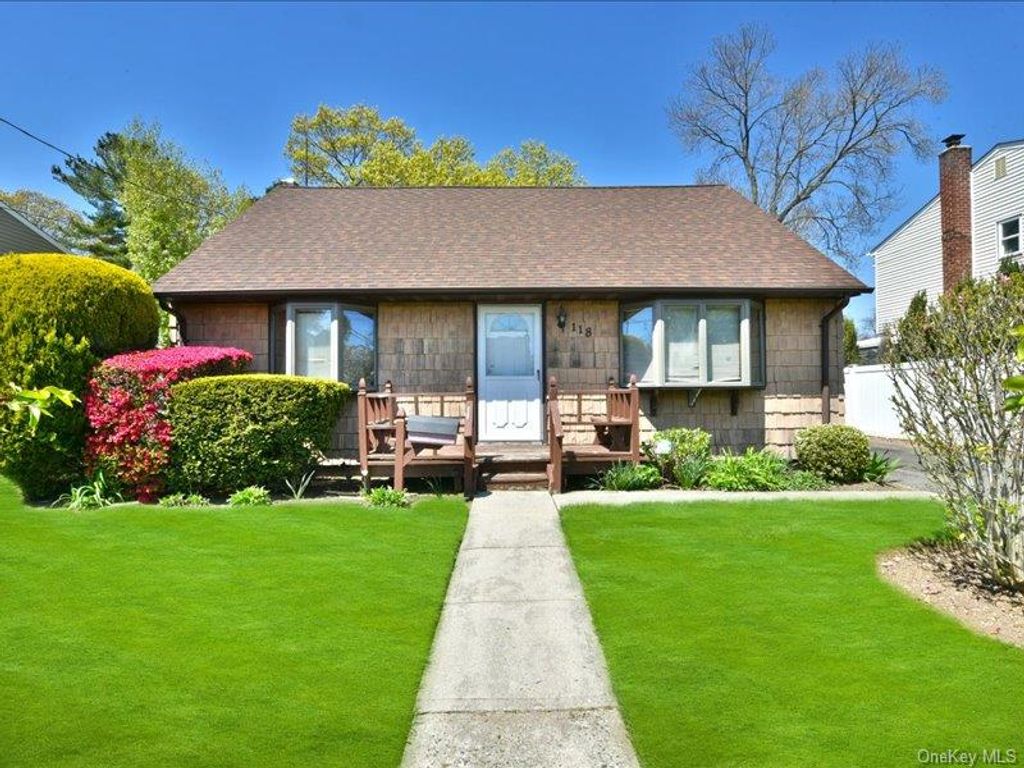 Photo of 118 Park Lane, Massapequa, NY 11758 (MLS # 995357)