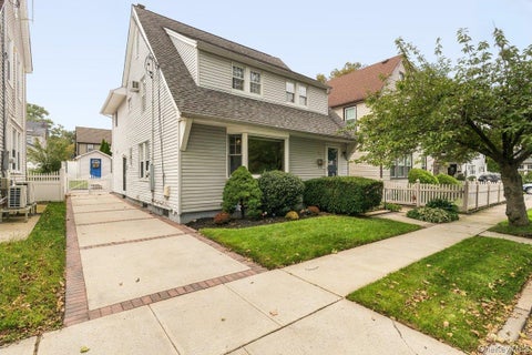 Homes For Sale - 30 Astor Place<br/> Williston Park, NY 11596