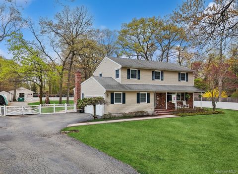 Photo of 14 Hillside Avenue, Saint James, NY 11780 (MLS # 966893)