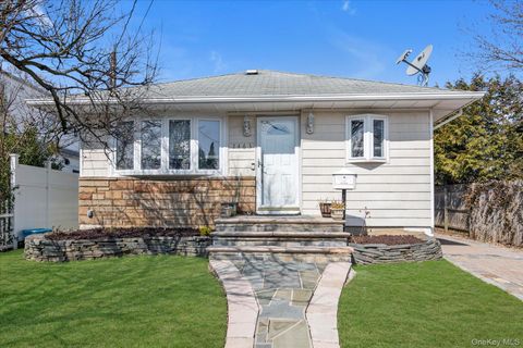 Homes For Sale - 2463 Lindy Road<br/> Westbury, NY 11590