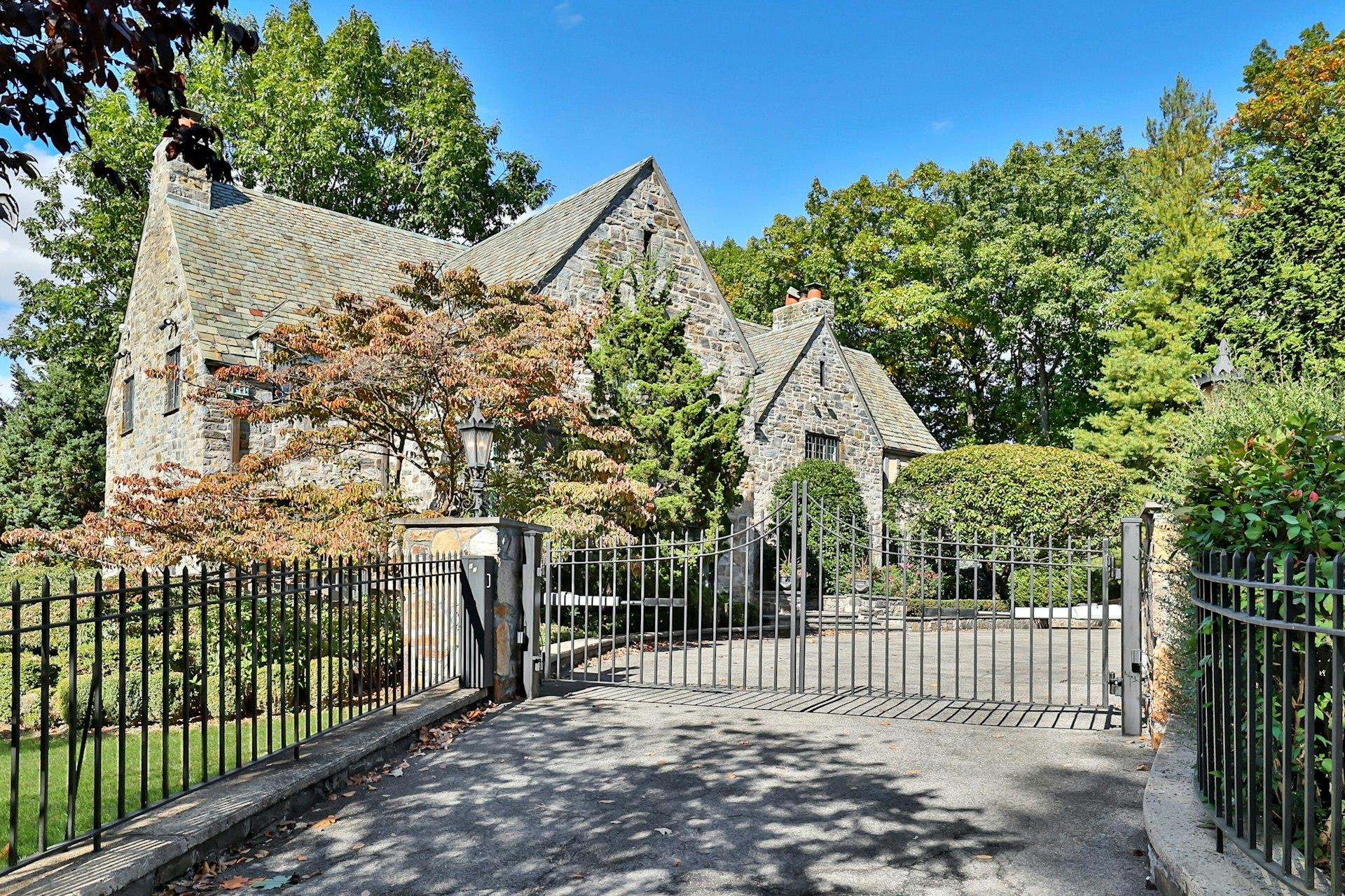 15 Hillcrest Drive, Pelham, New York image 1