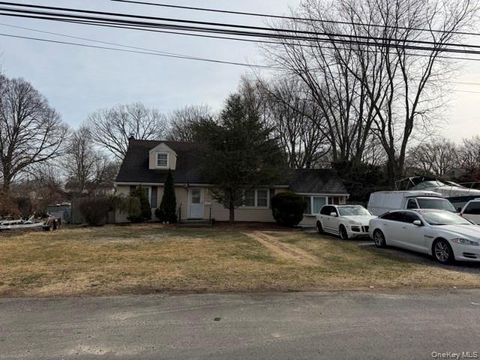 Photo of 1393 Gardiner Drive, Bay Shore, NY 11706 (MLS # 1009854)