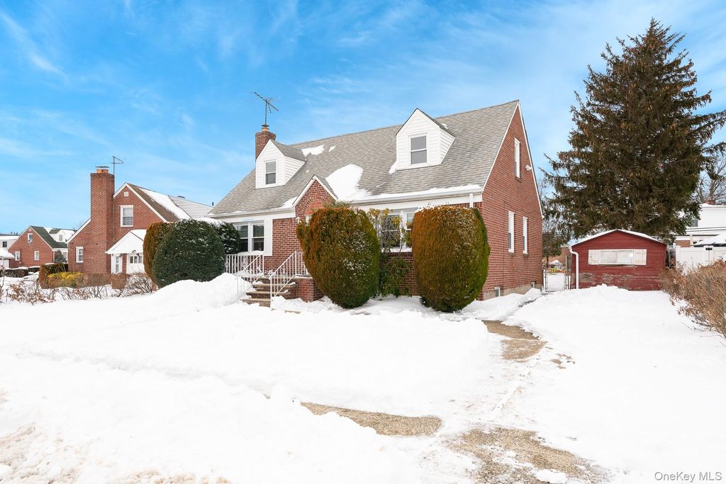 Photo of 2 Parkview Place, Elmont, NY 11003 (MLS # 950946)