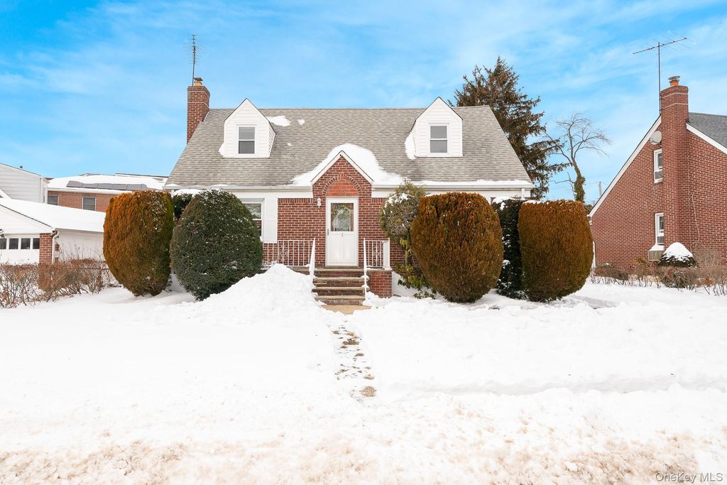 Photo of 2 Parkview Place, Elmont, NY 11003 (MLS # 950946)