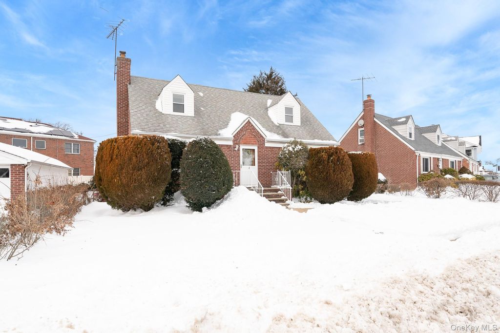 Photo of 2 Parkview Place, Elmont, NY 11003 (MLS # 950946)