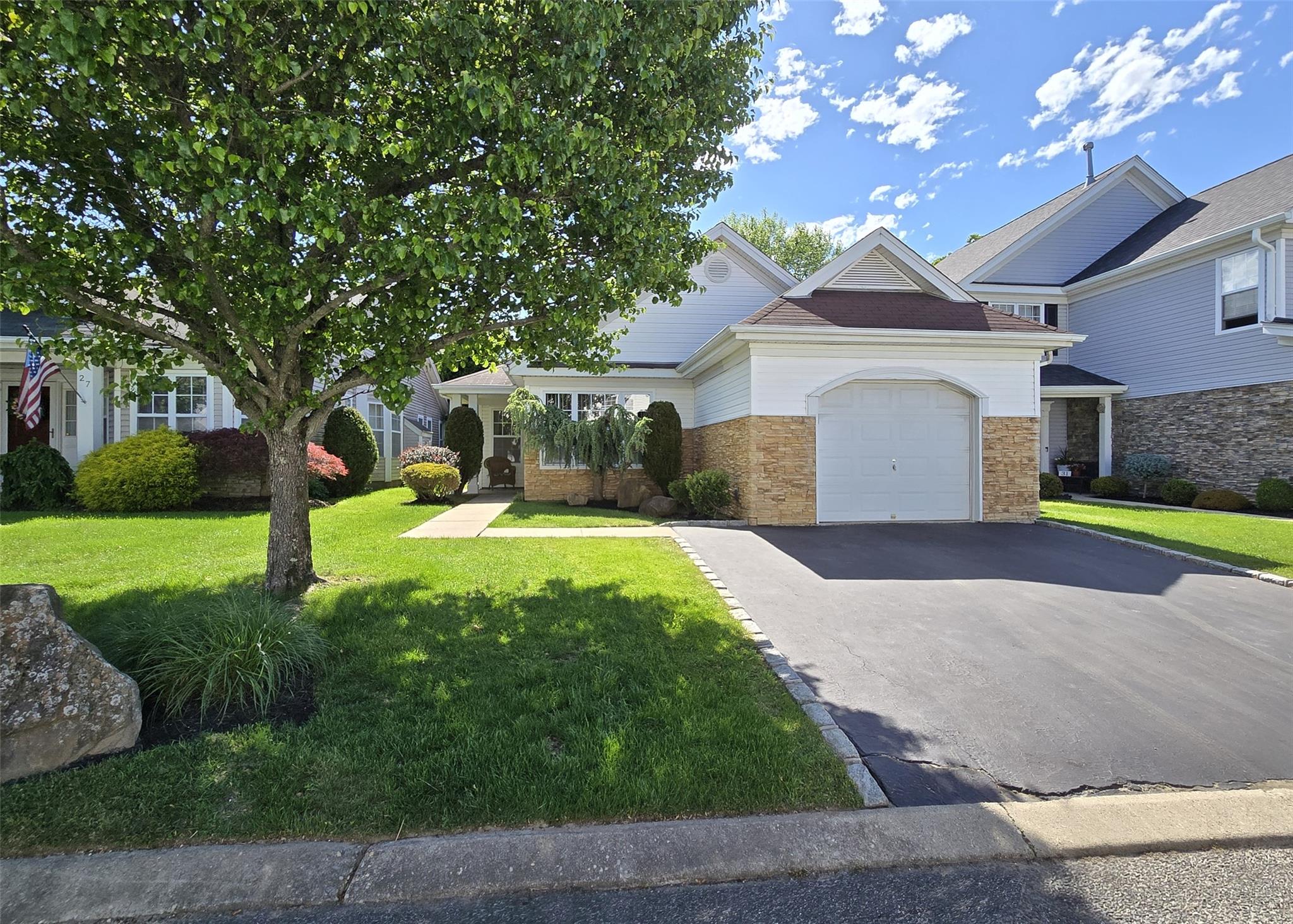 29 Madison Circle, Middle Island, New York image 2