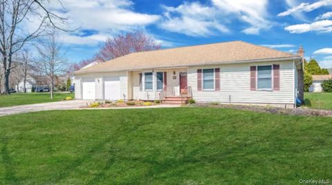 Photo of 84 Crystal Drive, Aquebogue, NY 11931 (MLS # 980292)