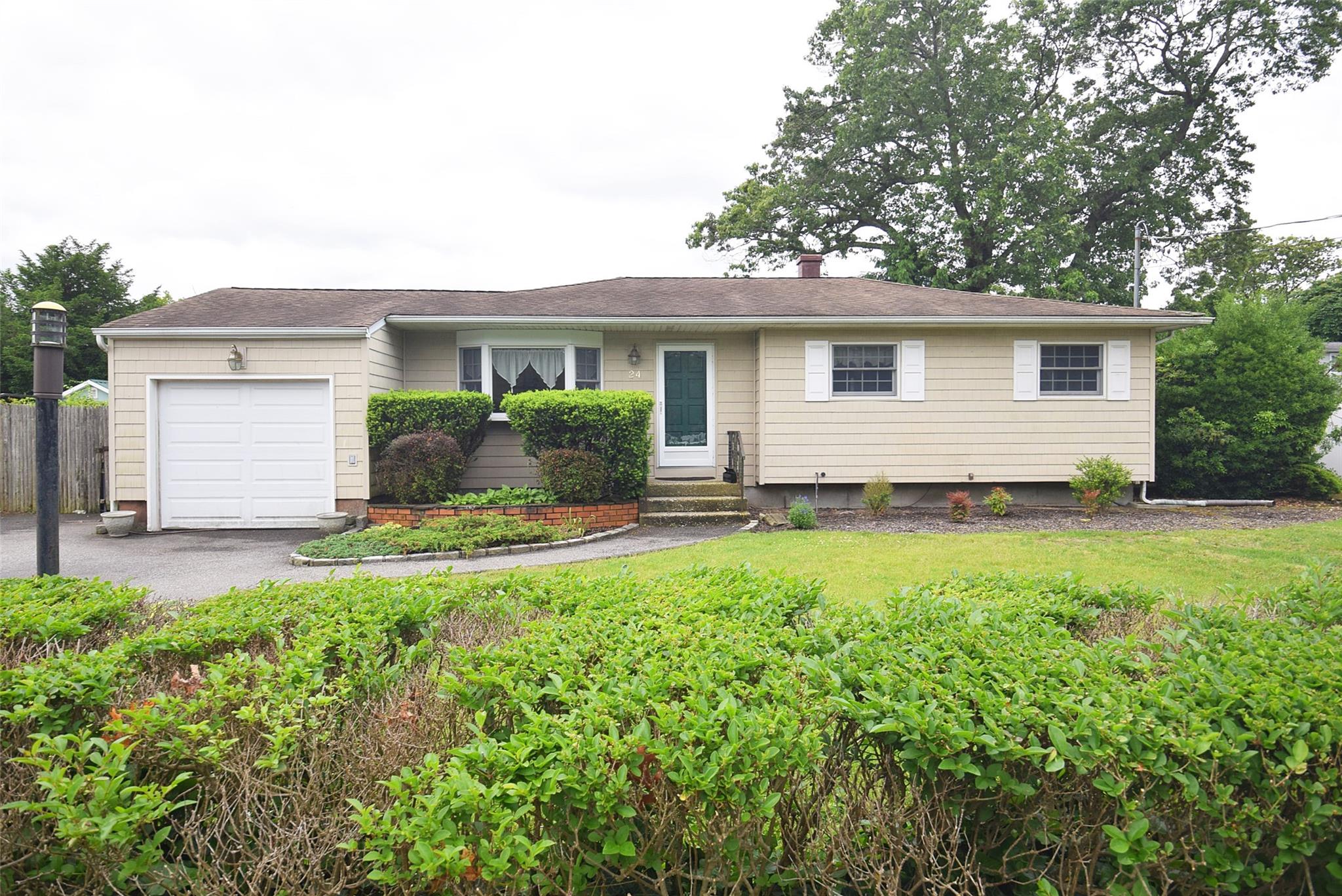 24 Rodney Avenue, Islip Terrace, New York image 2