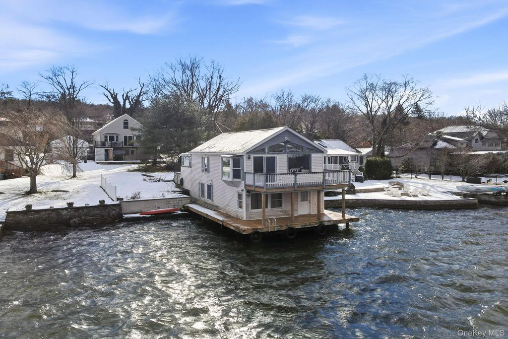 Photo of 8 Wendy Way, Warwick, NY 10925 (MLS # 946759)