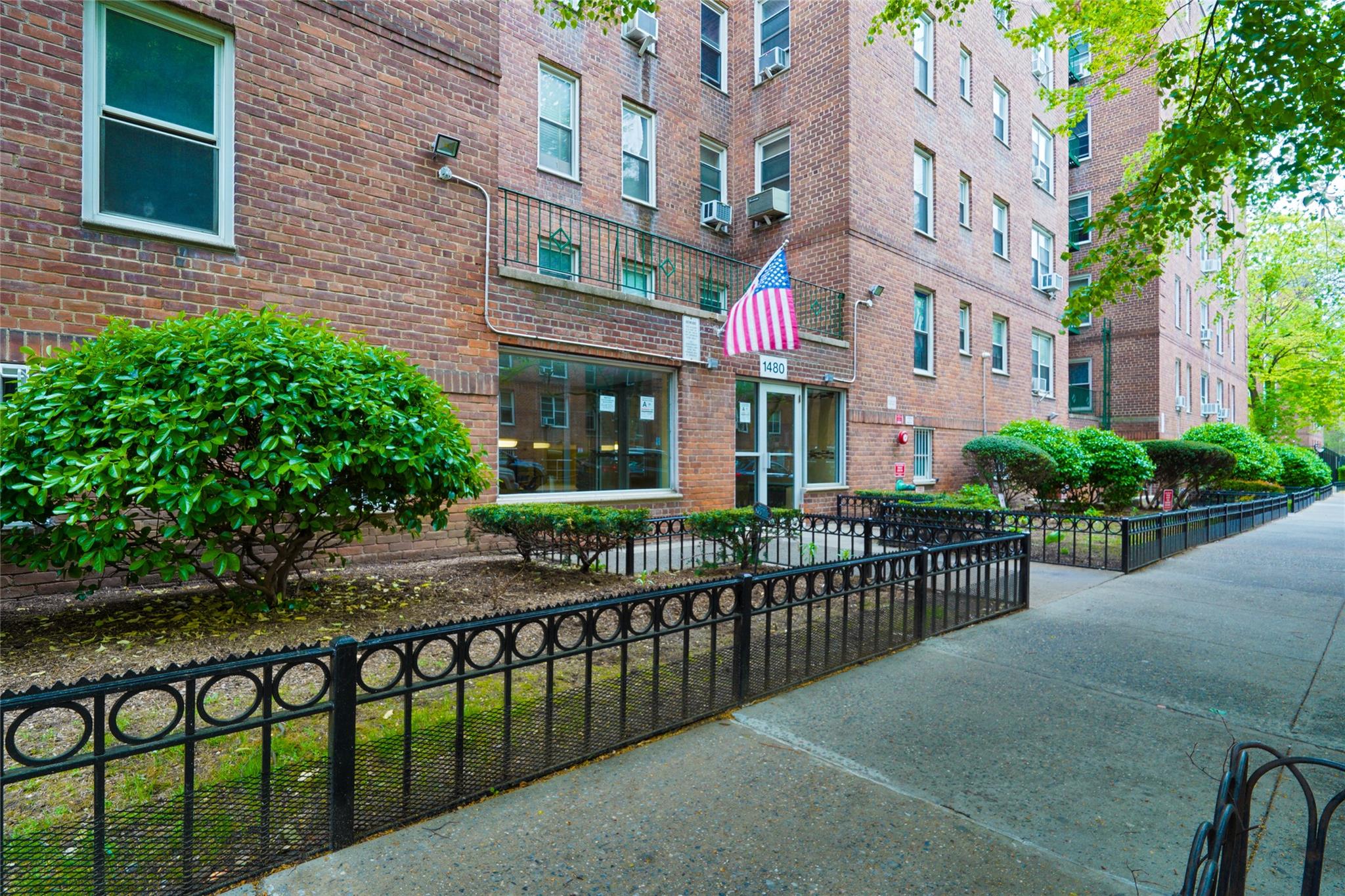 Thieriot Avenue 2C, Bronx, New York - 2 Bedrooms  
1 Bathrooms  
6 Rooms - 