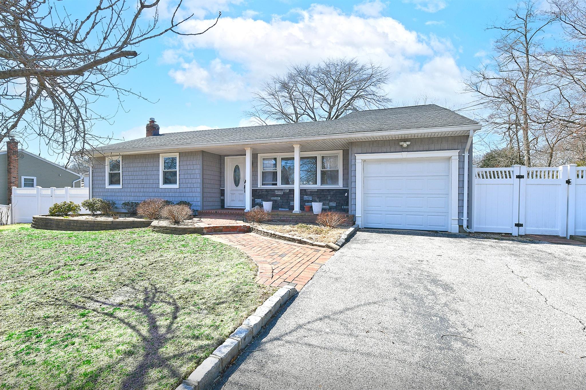 28 Merle Place, Deer Park, New York image 3