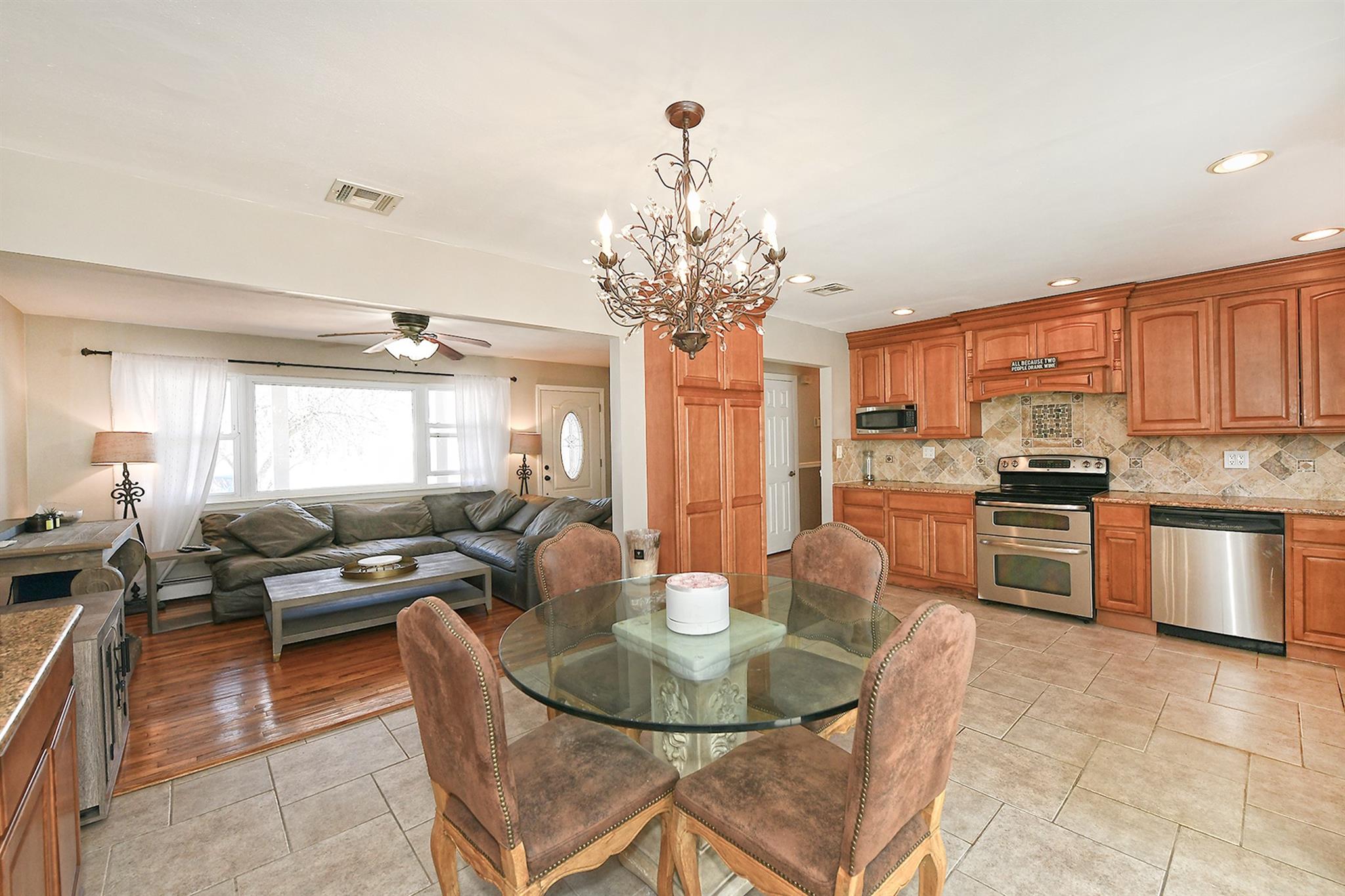 28 Merle Place, Deer Park, New York image 10