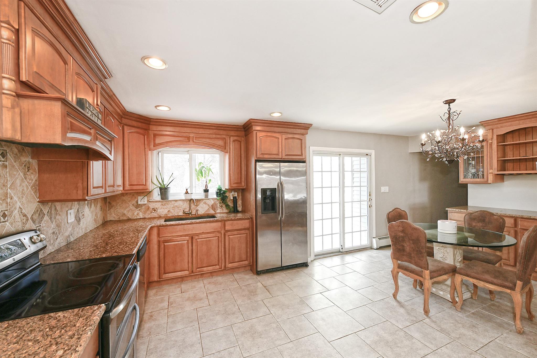 28 Merle Place, Deer Park, New York image 9