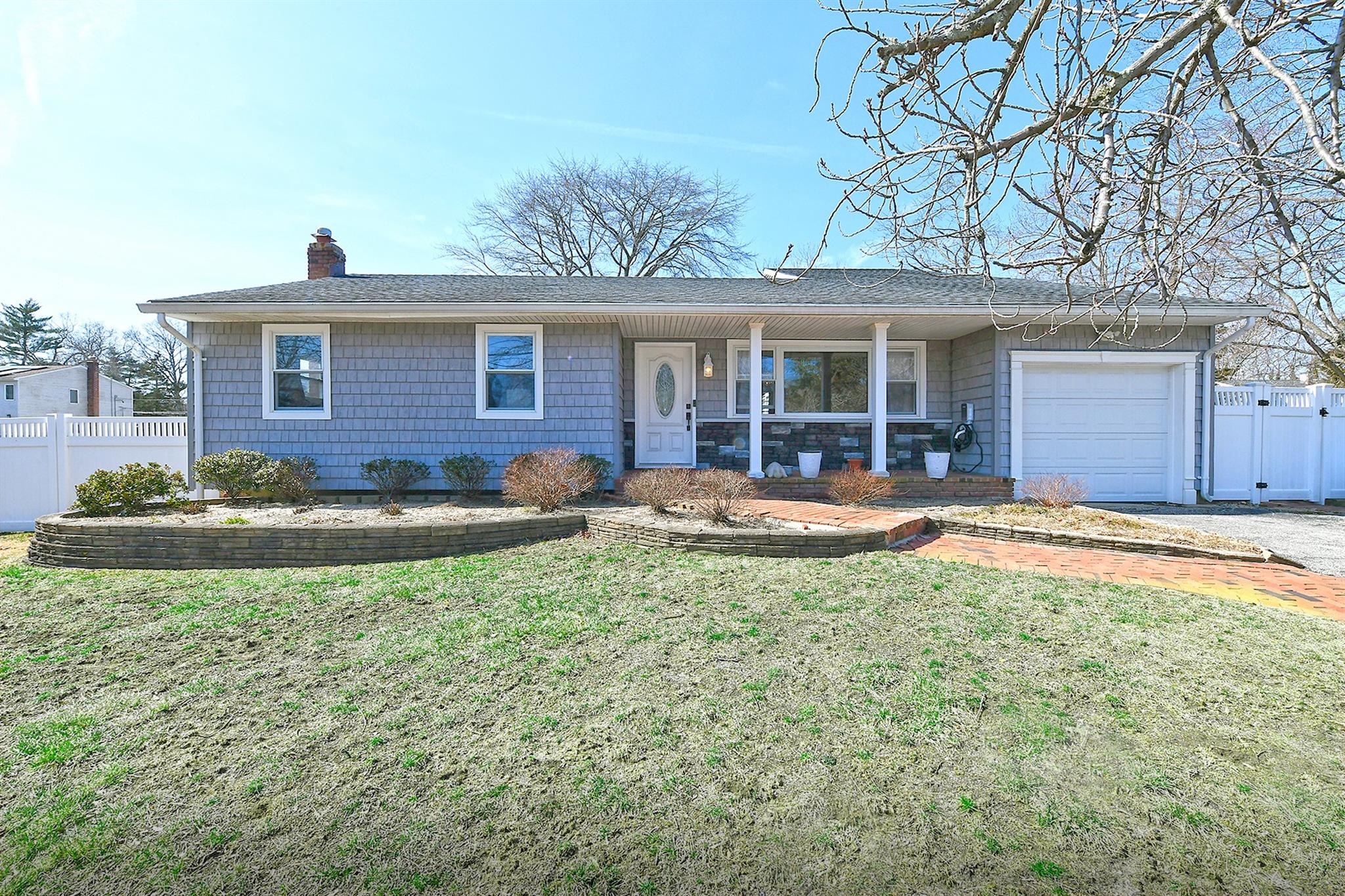28 Merle Place, Deer Park, New York image 1