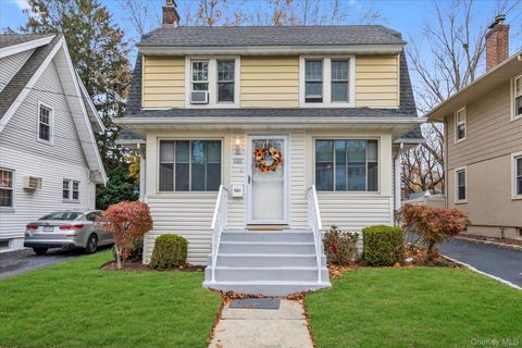 Photo of 100 Nassau Avenue, Malverne, NY 11565 (MLS # 927672)