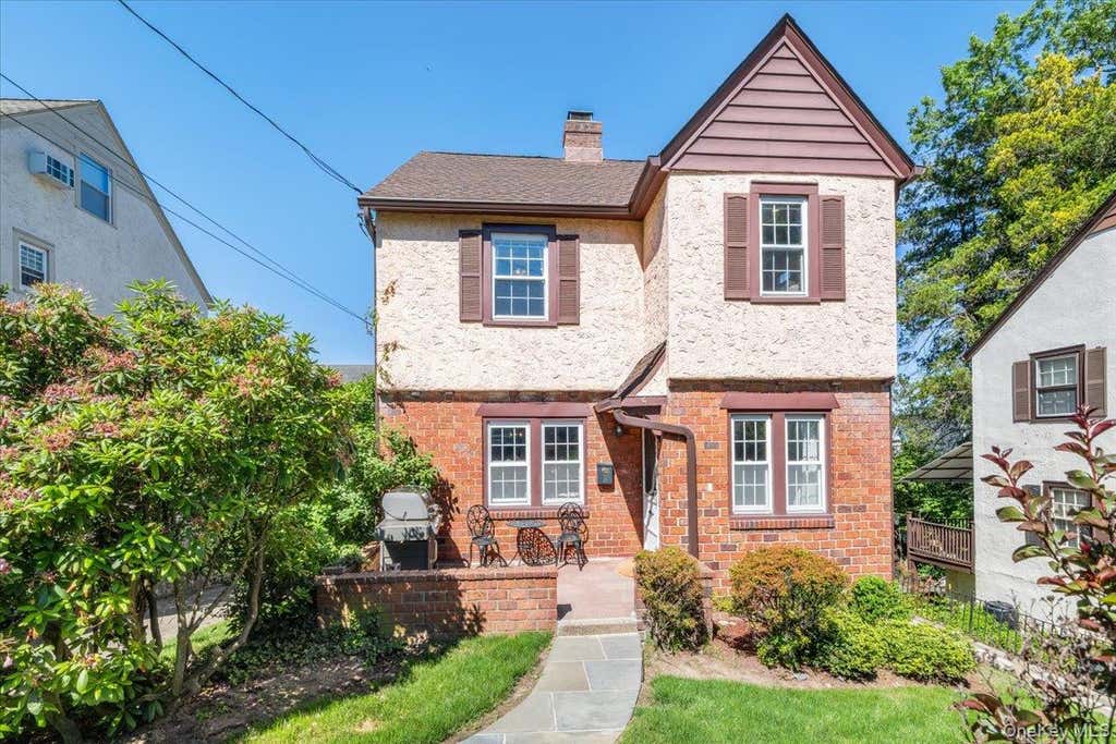 Photo of 8 Interlaken Avenue, New Rochelle, NY 10801 (MLS # 1009139)