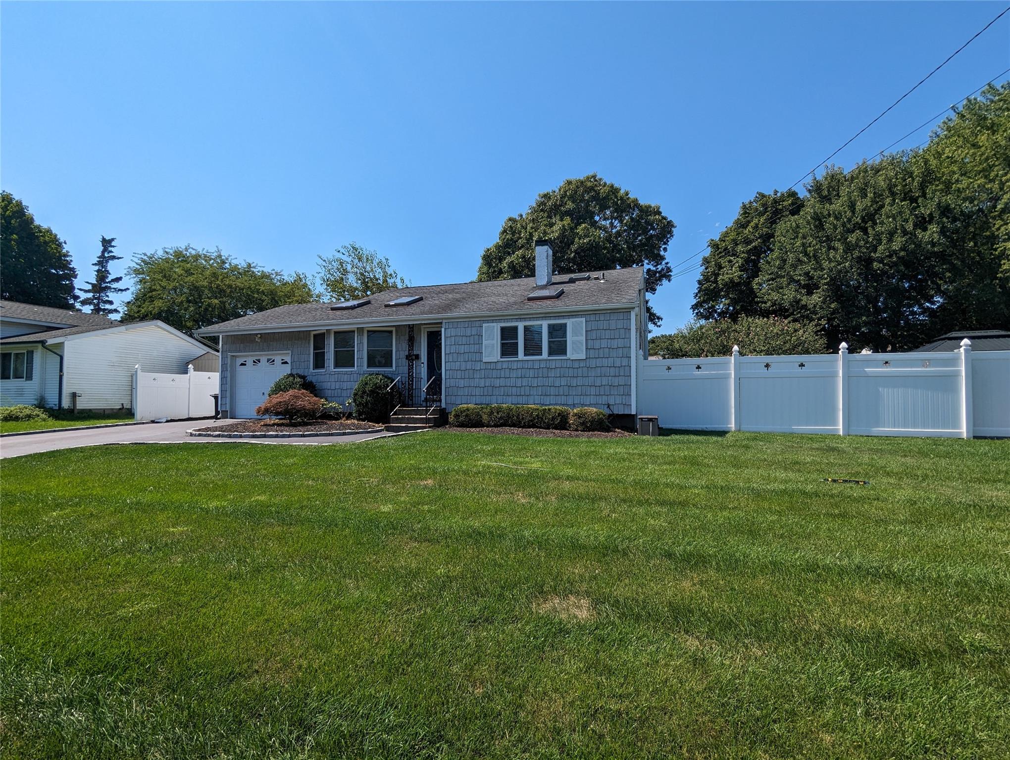 3004 Acorn Avenue, Medford, New York image 2