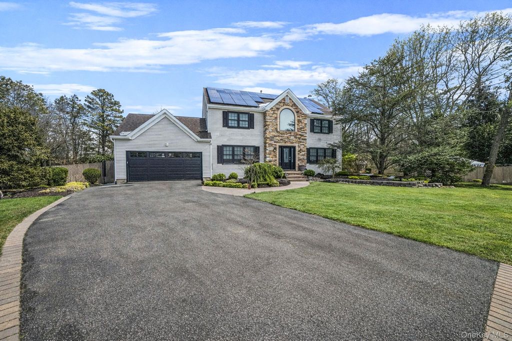 Photo of 19 Lindsey Place, Holbrook, NY 11741 (MLS # 955512)