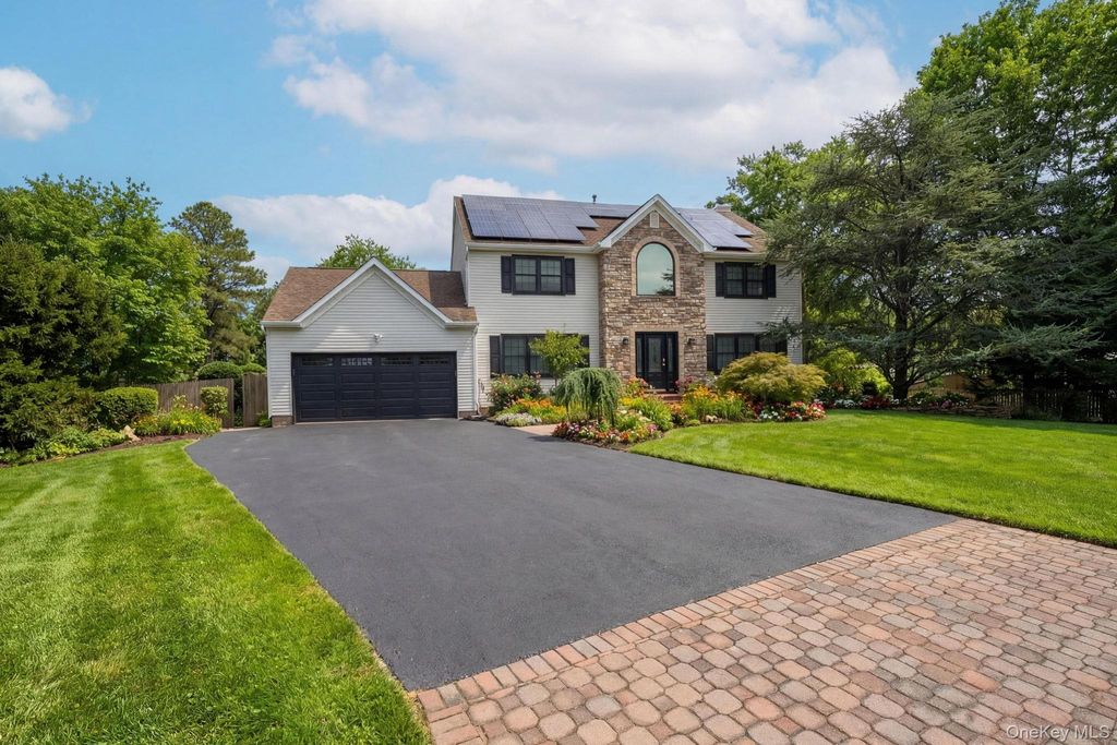 Photo of 19 Lindsey Place, Holbrook, NY 11741 (MLS # 955512)