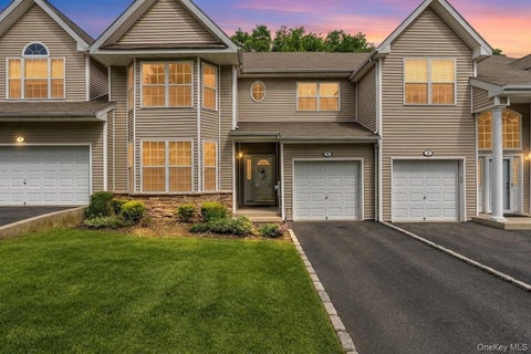 Condo For Sale - 3 Arielle Court<br/> Suffolk County, Hauppauge, NY 11749
