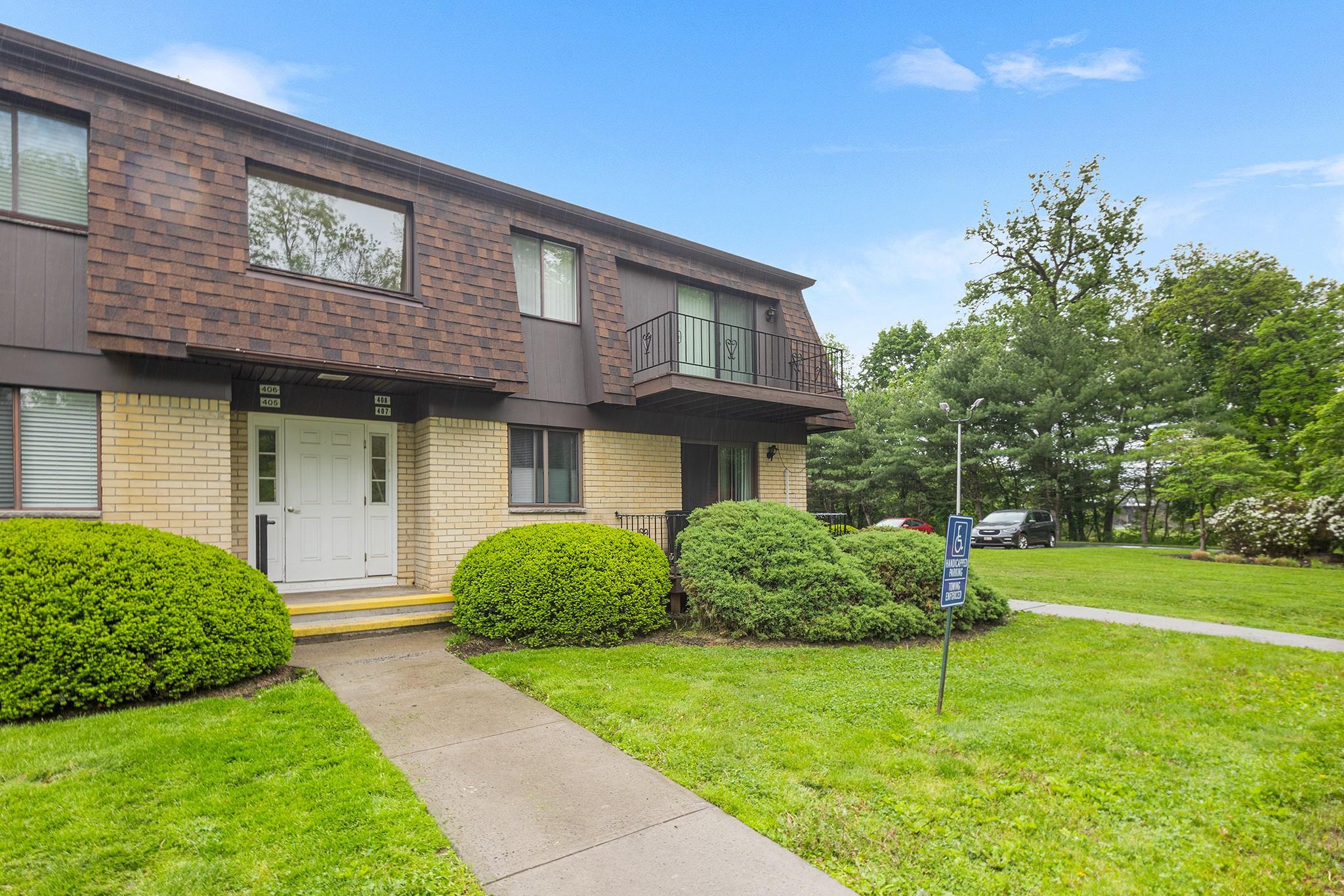 Cherry Hill Drive, Poughkeepsie, New York - 2 Bedrooms  
2 Bathrooms  
5 Rooms - 