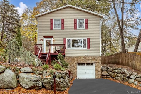 Photo of 51 Woodland Drive, Suffern, NY 10901 (MLS # 927778)