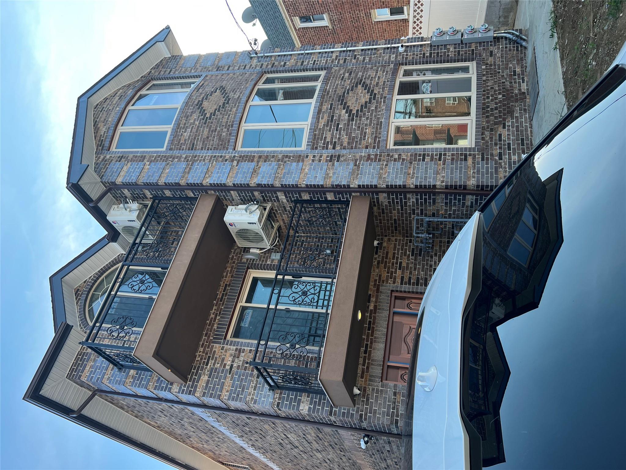 Rental Property at Booth Memorial Avenue 2nd Fl, Flushing, Queens, NY - Bedrooms: 3 
Bathrooms: 3 
Rooms: 10  - $3,450 MO.
