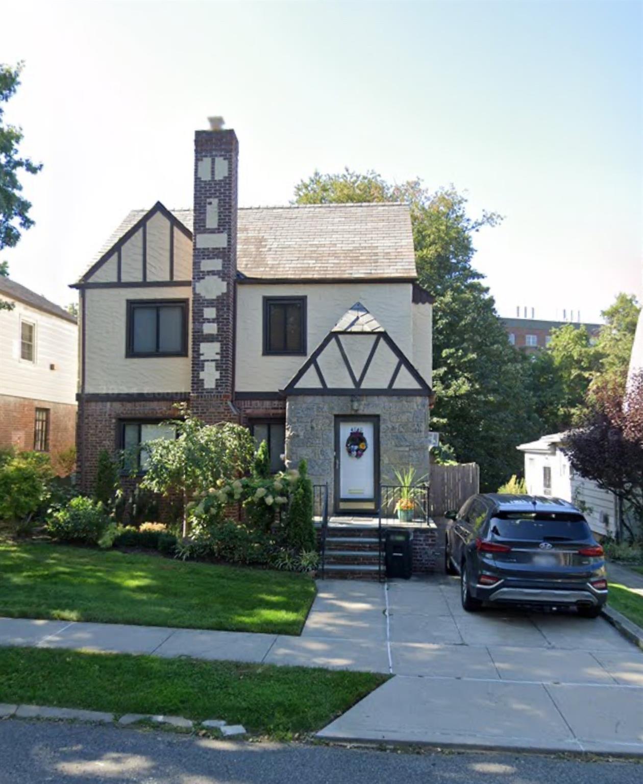 Glenwood Street, Little Neck, Queens, NY - 3 Bedrooms  
2 Bathrooms  
8 Rooms - 