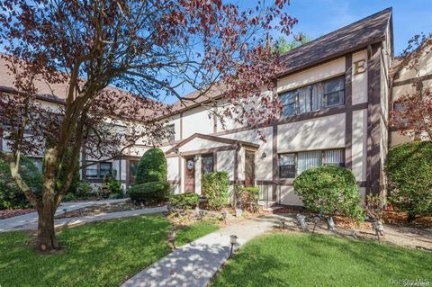Photo of 109 Fifteenth Street #D2, Garden City, NY 11530 (MLS # 902568)