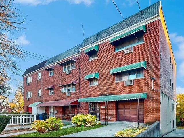 Bussing Ave  Unit #3 Avenue, Bronx, New York - 3 Bedrooms  
1 Bathrooms  
6 Rooms - 