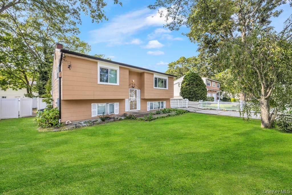 Photo of 12 Roosevelt Avenue, Greenlawn, NY 11740 (MLS # 921818)