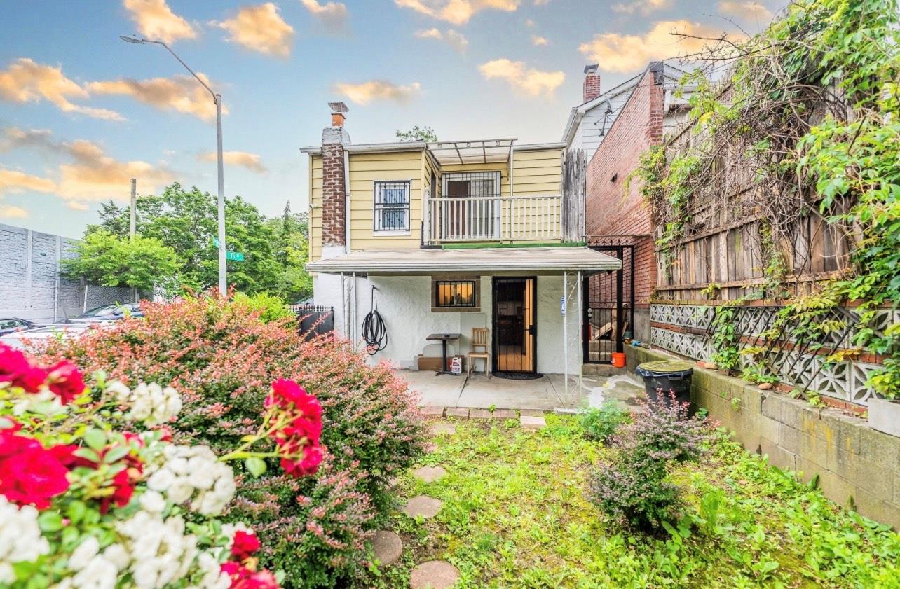 75th St Street, Middle Village, Queens, NY - 3 Bedrooms  
1 Bathrooms  
7 Rooms - 