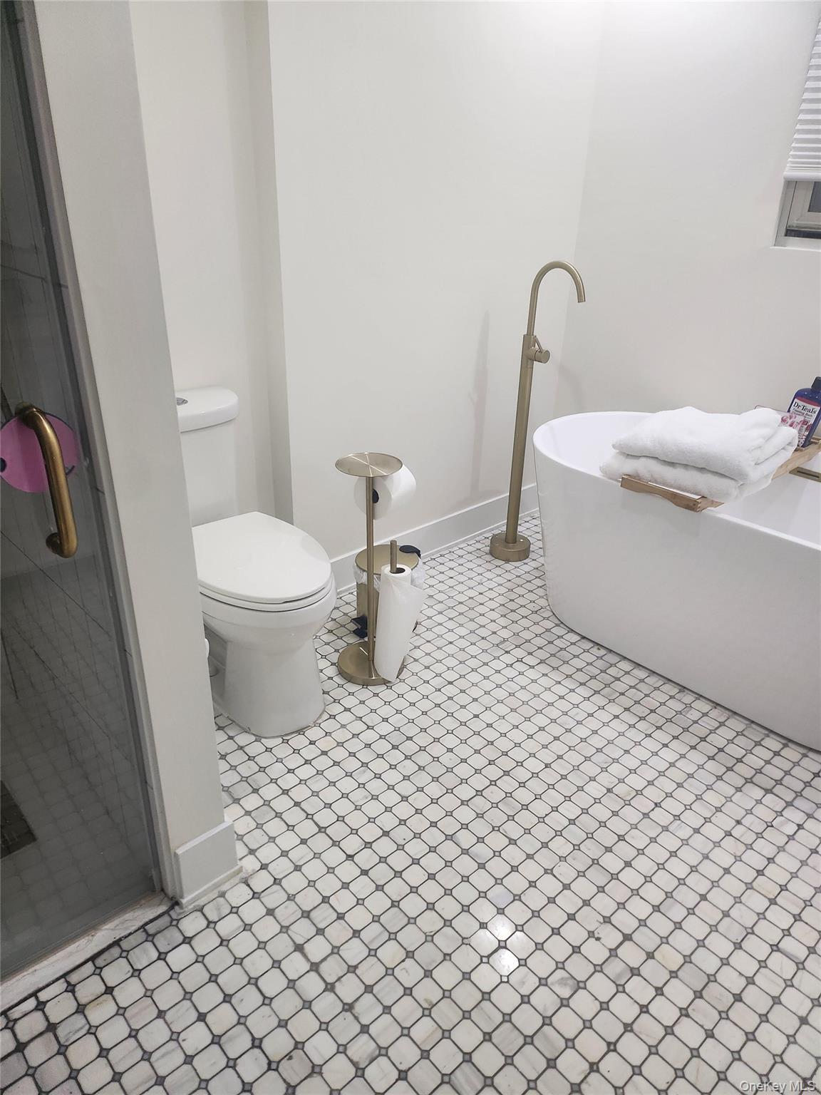 12 E Nauraushaun Avenue