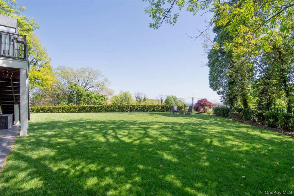 Photo of 8 Shoreview Circle, Pelham, NY 10803 (MLS # 994634)