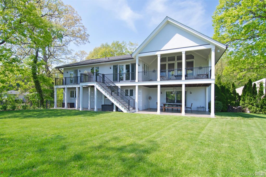 Photo of 8 Shoreview Circle, Pelham, NY 10803 (MLS # 994634)