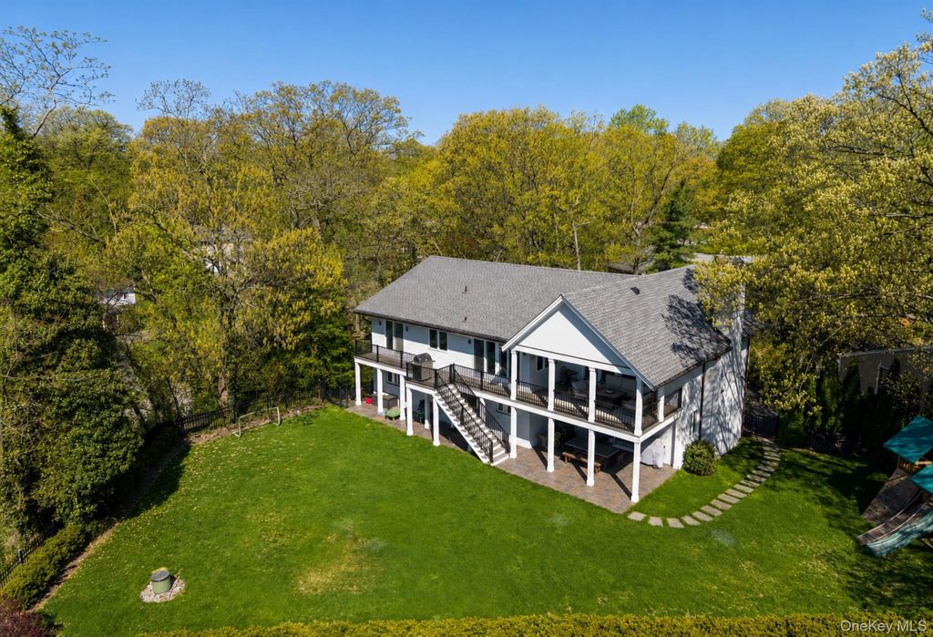 Photo of 8 Shoreview Circle, Pelham, NY 10803 (MLS # 994634)