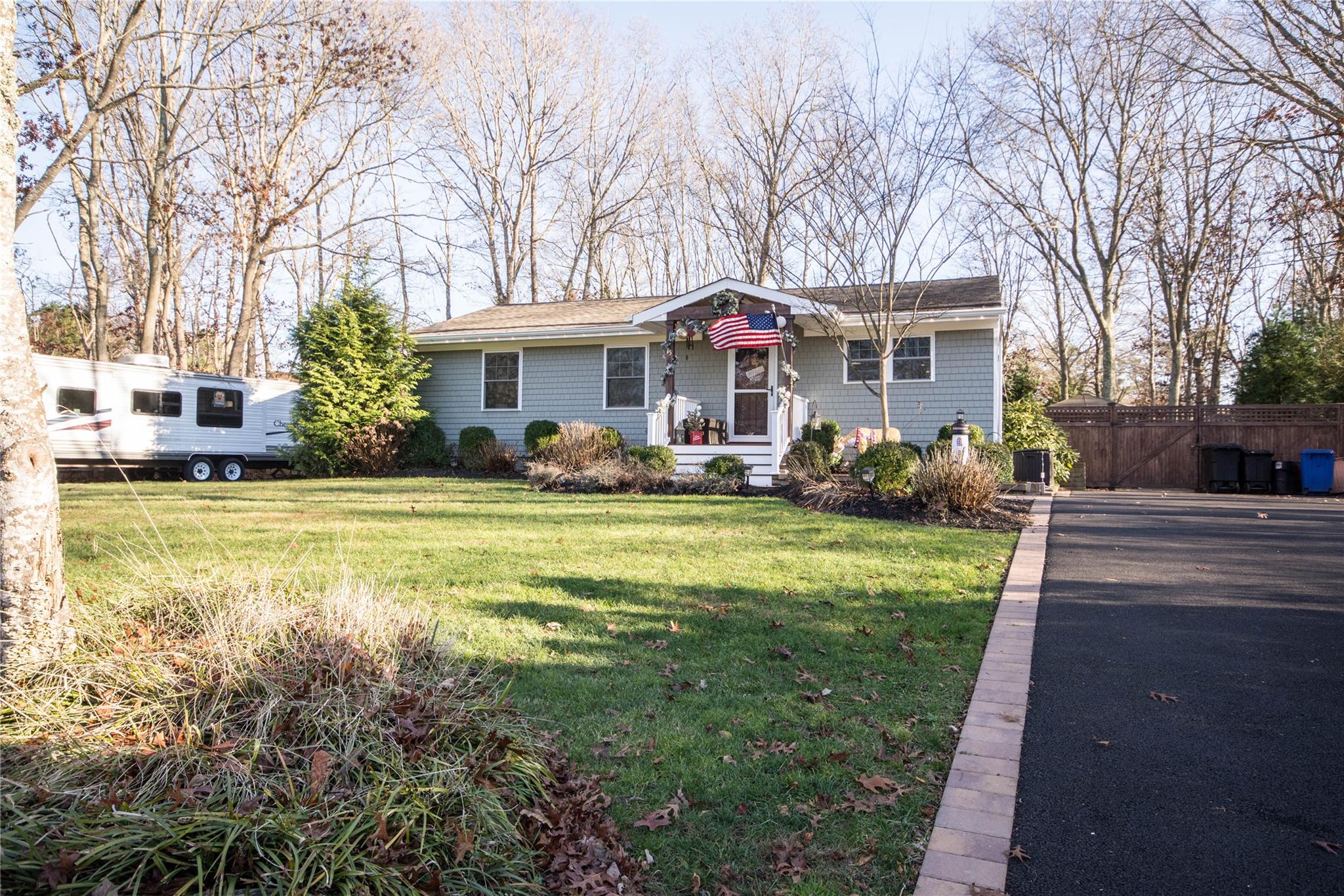 15 Rainbow Lane Ln, East Moriches, New York image 1