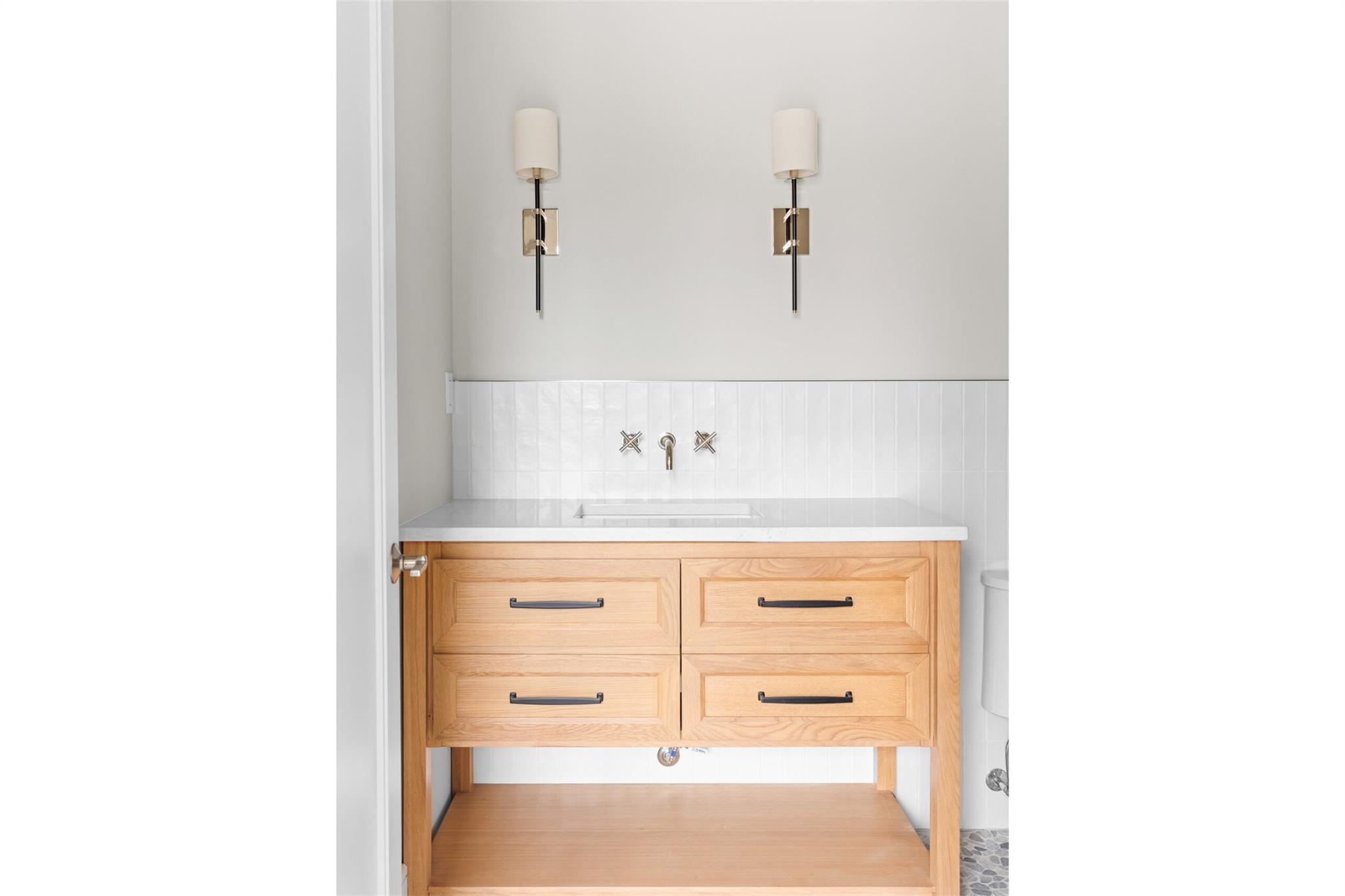 26 Pine Tree Road, Southampton, New York image 20