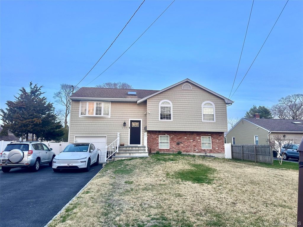 Photo of 249 Bayport Avenue, Bayport, NY 11705 (MLS # 984058)