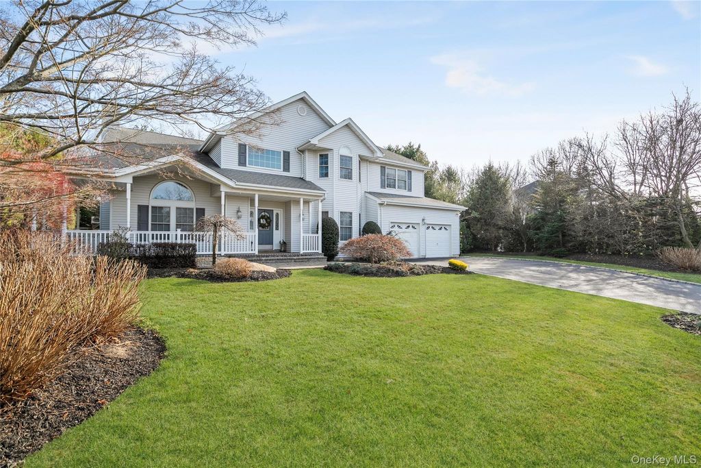 Photo of 7 Park View Lane, Lake Grove, NY 11755 (MLS # 944573)