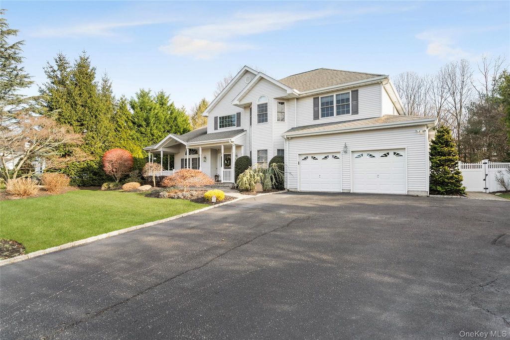 Photo of 7 Park View Lane, Lake Grove, NY 11755 (MLS # 944573)