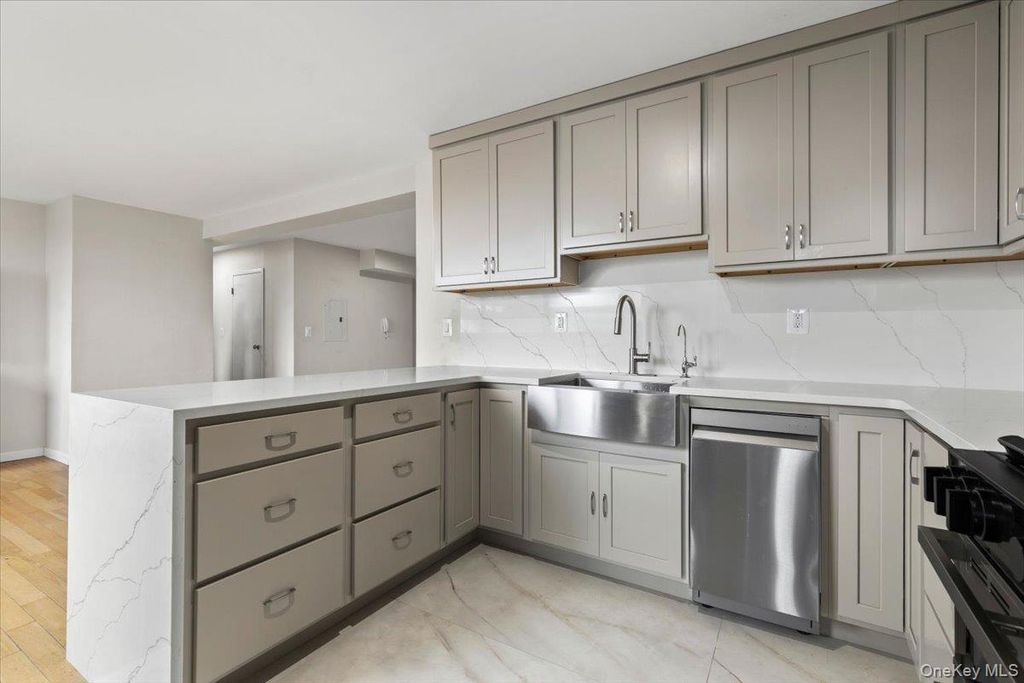 Photo of 2287 Johnson Avenue #3A, Bronx, NY 10463 (MLS # 963722)