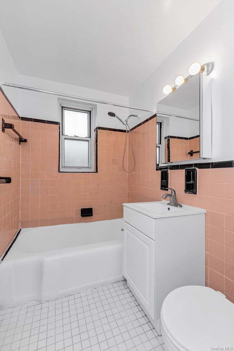 Photo of 67-07 Yellowstone Boulevard #5F, Forest Hills, NY 11375 (MLS # 1051402)
