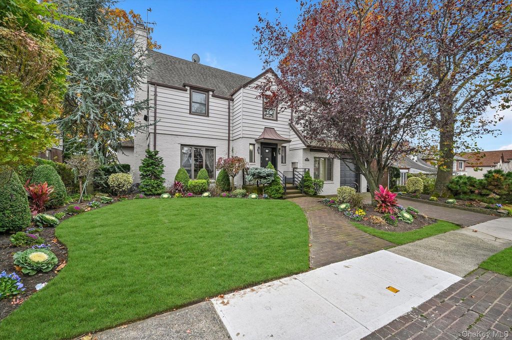 Photo of 135-34 78th Drive, Kew Garden Hills, NY 11367 (MLS # 935377)