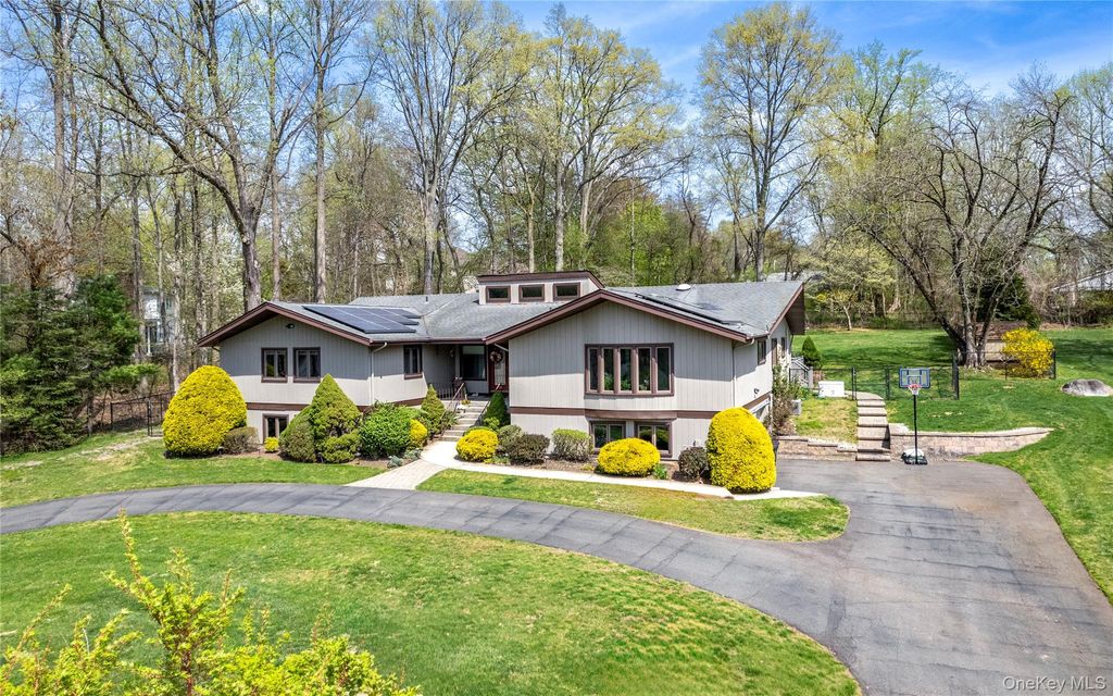 Photo of 102 Robin Hood Lane, West Nyack, NY 10994 (MLS # 990014)