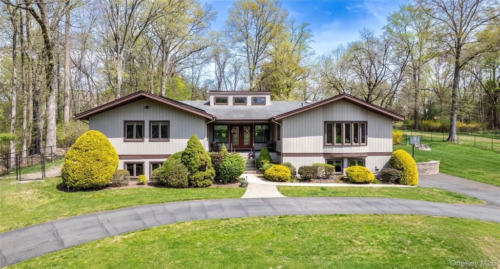 Photo of 102 Robin Hood Lane, West Nyack, NY 10994 (MLS # 990014)